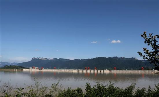三峡大坝正在拦蓄长江2020年第3号洪水。摄影：莫祖凤